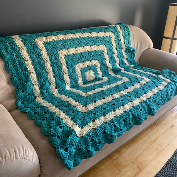 Vintage Crocheted Scalloped Granny Blanket